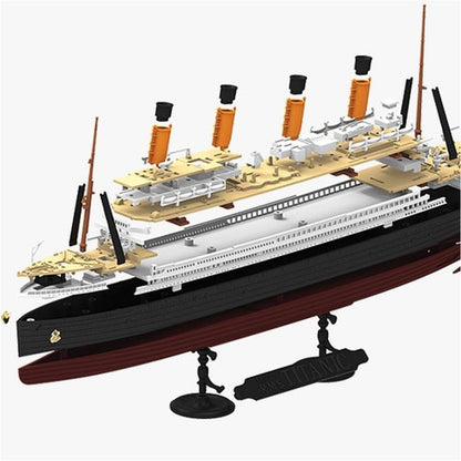 Academy 1/1000 R.M.S. Titanic Modelo de Montagem - Branco, Vermelho e Preto